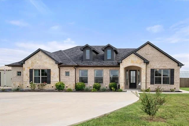 Unit for sale at 170 Grays Creek Circle, Ennis, TX 75119