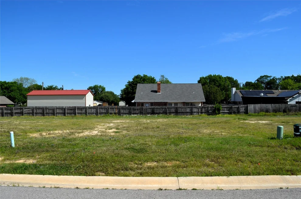 Unit for sale at 310 Preston Road, Mabank, TX 75147