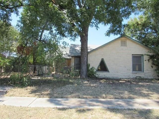 Unit for sale at 413 S Avenue G, Clifton, TX 76634