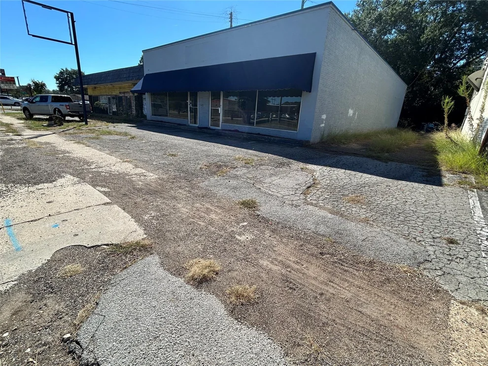 Unit for sale at 121 S Glenwood Boulevard, Tyler, TX 75702