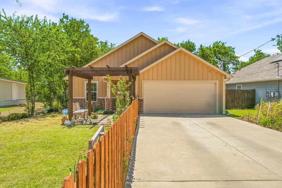 Unit for sale at 1006 SE 3rd Street, Mineral Wells, TX 76067