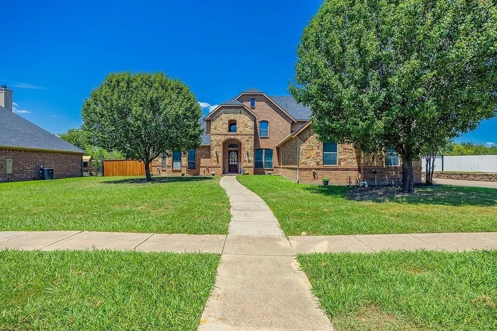 Unit for sale at 1011 Parview Circle, Grand Prairie, TX 75104