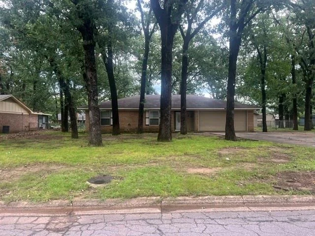 Unit for sale at 135 46th Street SW, Paris, TX 75460