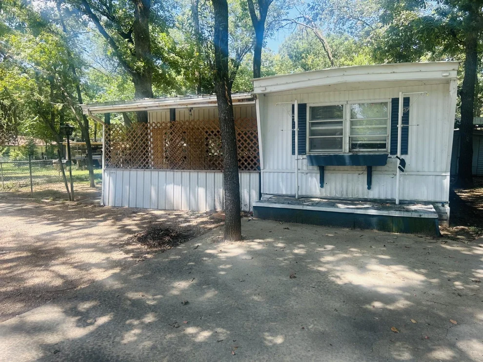 Unit for sale at 305 Live Oak Lane, Mabank, TX 75156