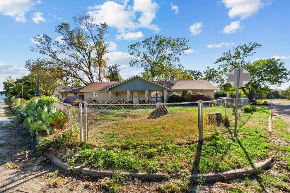 Unit for sale at 400 S 8th Avenue, Teague, TX 75860