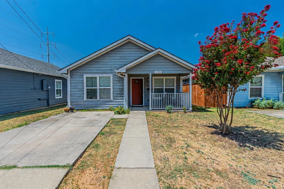 Unit for sale at 1109 E Avenue, Plano, TX 75074
