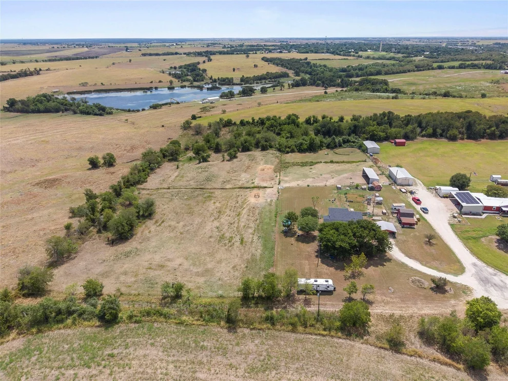 Unit for sale at 140 Private Road 801, Lott, TX 76656