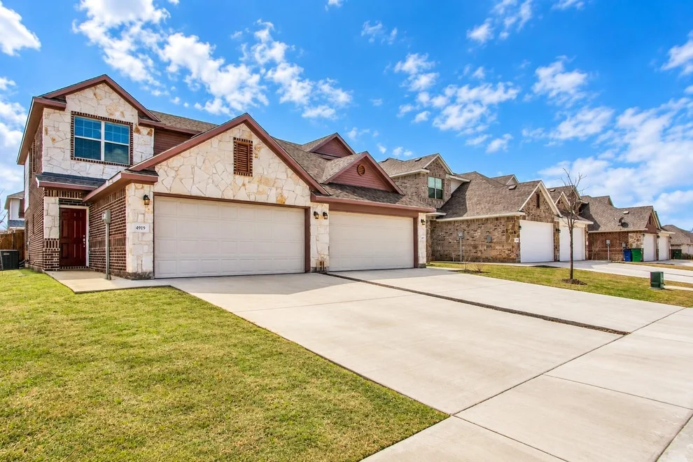 Unit for sale at 4917-4919 Sanger Circle Drive, Sanger, TX 76266