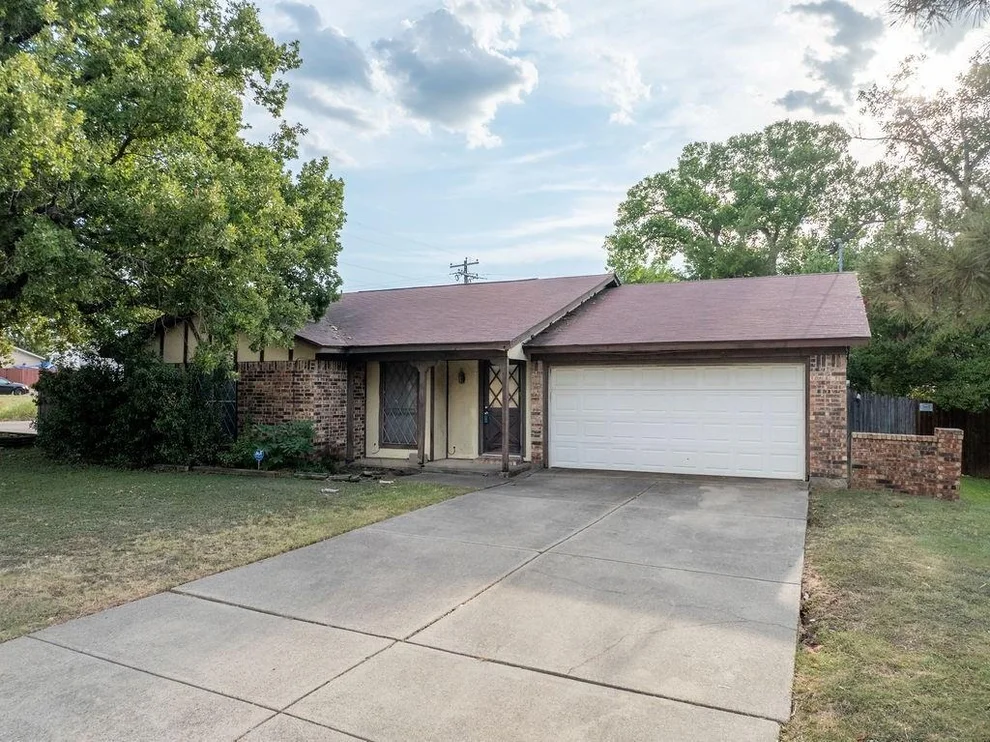 Unit for sale at 700 Del Mar Lane, Arlington, TX 76012