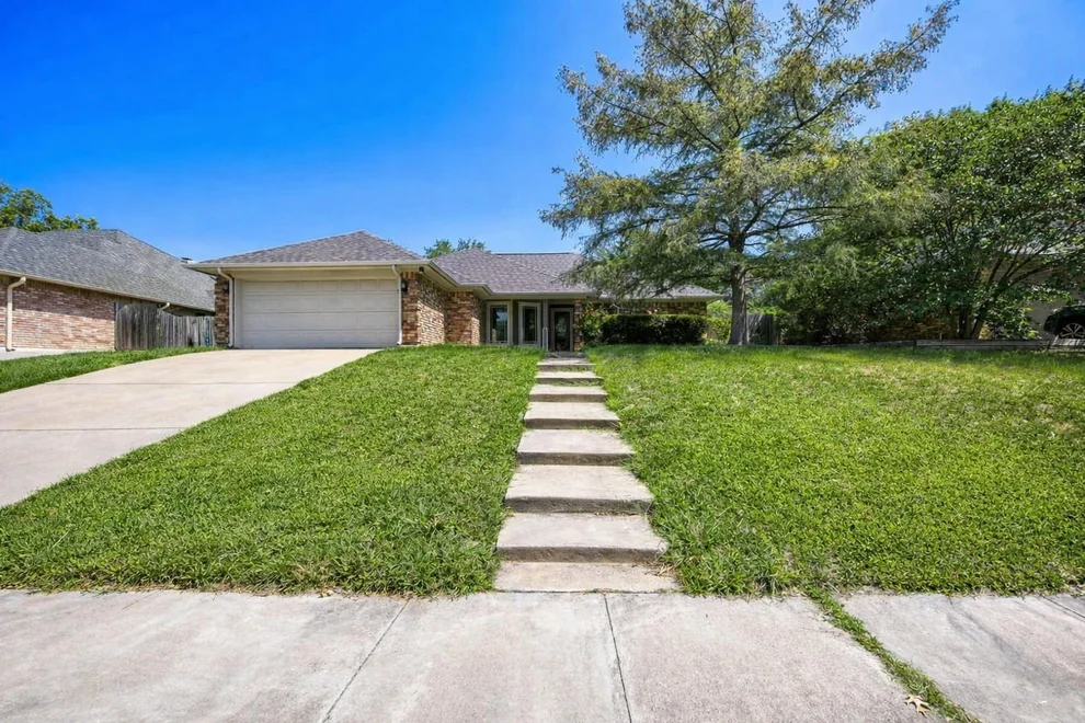 Unit for sale at 10104 Stoneleigh Drive, Benbrook, TX 76126