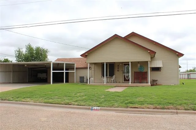 Unit for sale at 220 N 14th Avenue, Munday, TX 76371