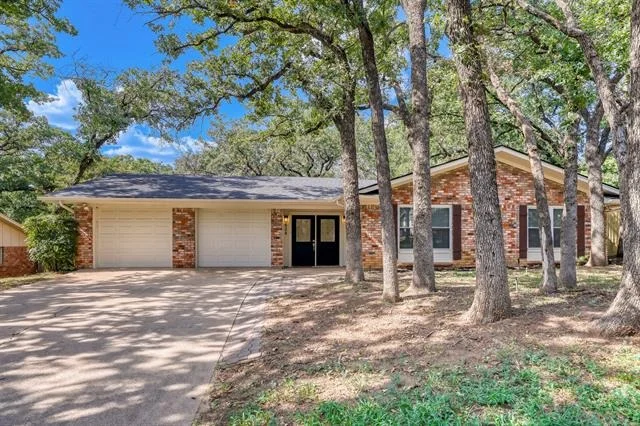 Unit for sale at 624 Hillview Drive, Hurst, TX 76054