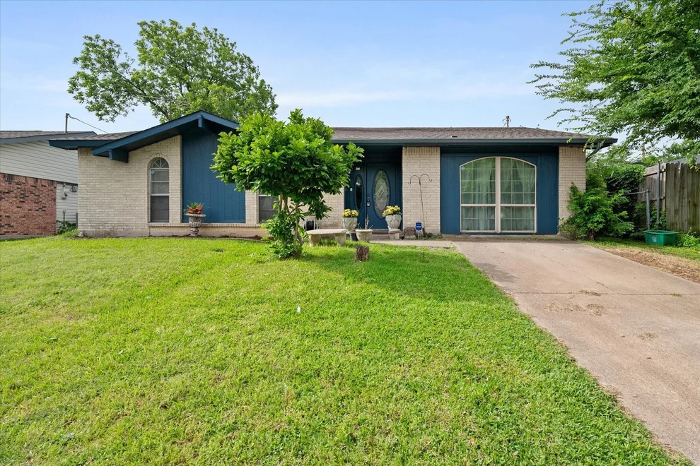 Unit for sale at 609 Columbine Lane, Grand Prairie, TX 75052