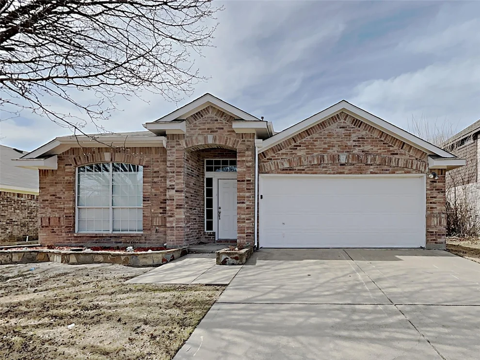 Unit for sale at 617 Oak Hollow Trail, Saginaw, TX 76179