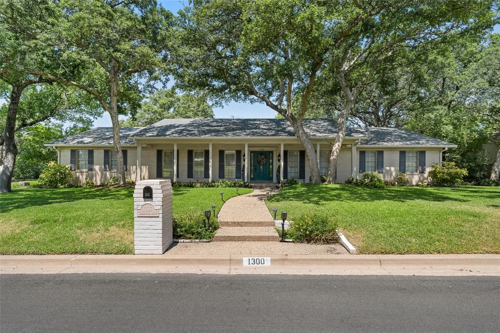 Unit for sale at 1300 Circlewood Drive, Woodway, TX 76712