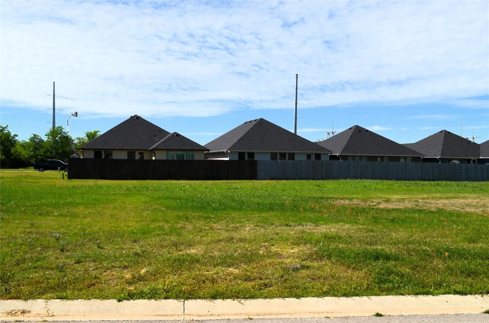 Unit for sale at 305 Preston Road, Mabank, TX 75147