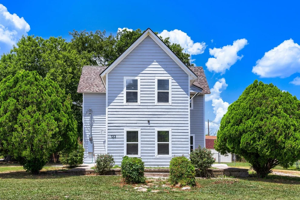 Unit for sale at 123 S 2nd Street, Sanger, TX 76266