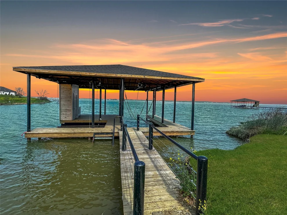 Unit for sale at 117 Diamond Point Drive, Corsicana, TX 75109