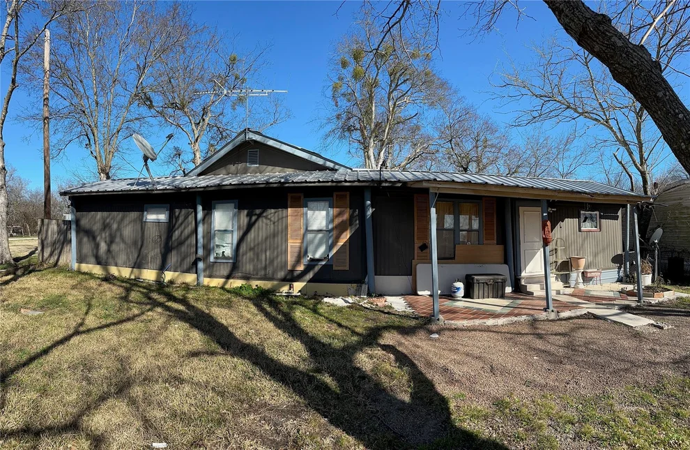 Unit for sale at 202 Cottonwood Street, Barry, TX 75102