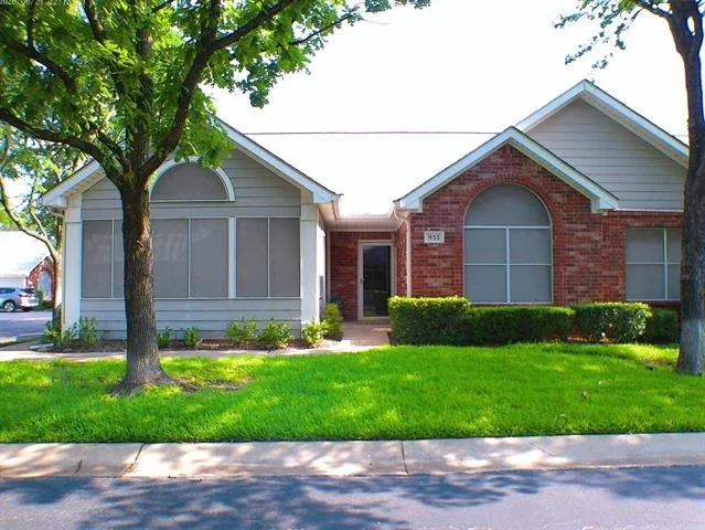 Unit for sale at 933 Bridges Drive, Arlington, TX 76012