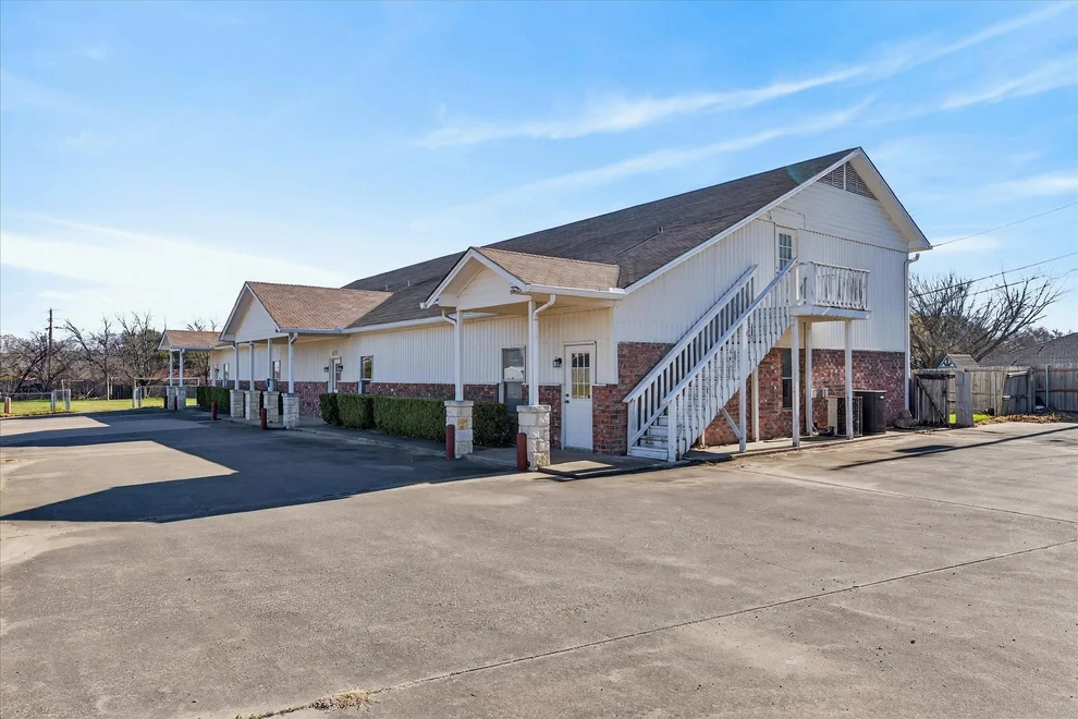 Unit for sale at 611 W Spring Valley Road, Hewitt, TX 76643