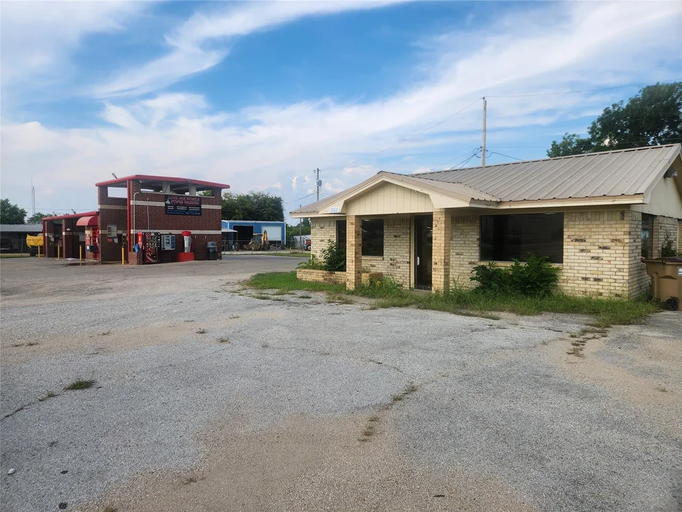 Unit for sale at 202 US Highway 69 N, Lone Oak, TX 75453