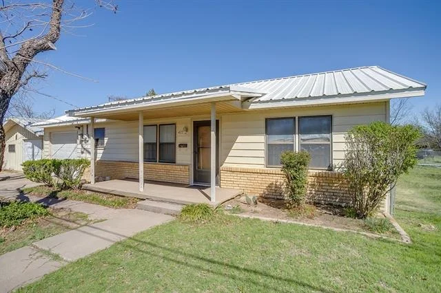 Unit for sale at 422 N 3rd Street, Jacksboro, TX 76458