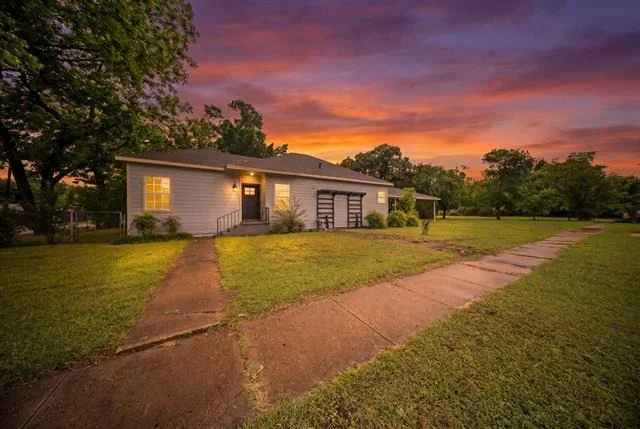 Unit for sale at 1001 W Lampasas Street, Ennis, TX 75119