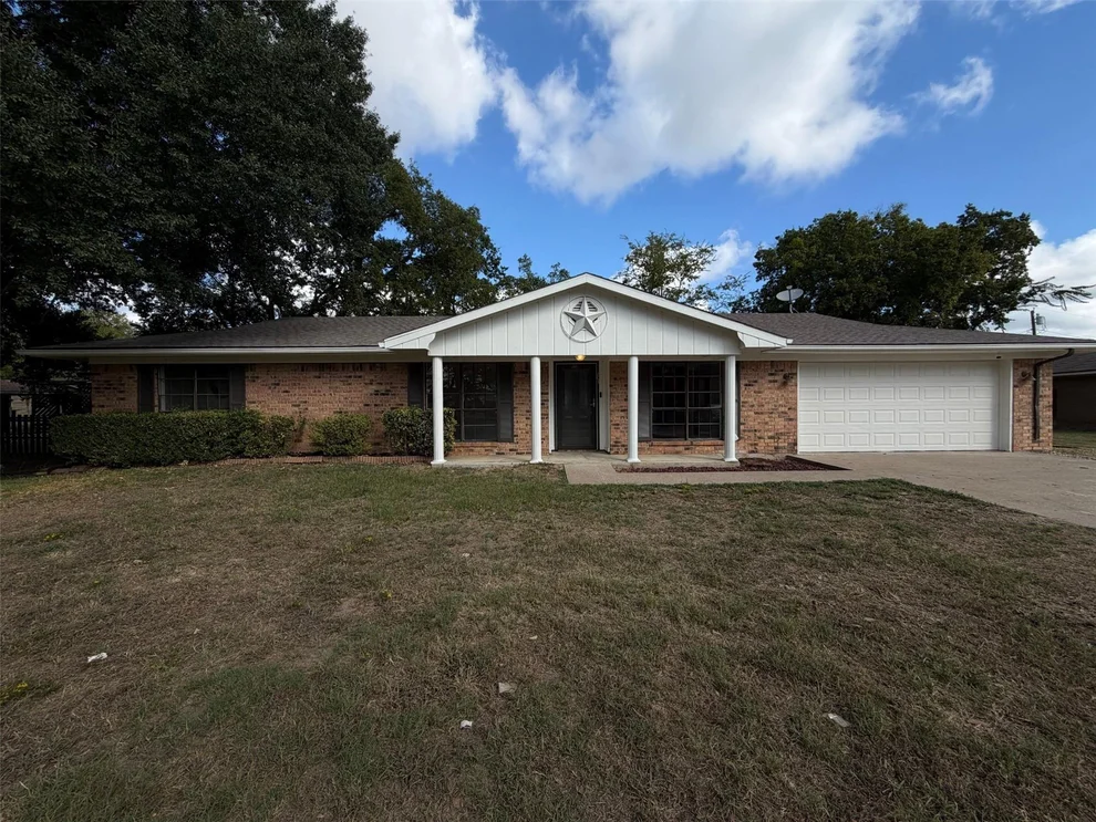 Unit for sale at 203 Frost Creek Avenue, Groesbeck, TX 76642