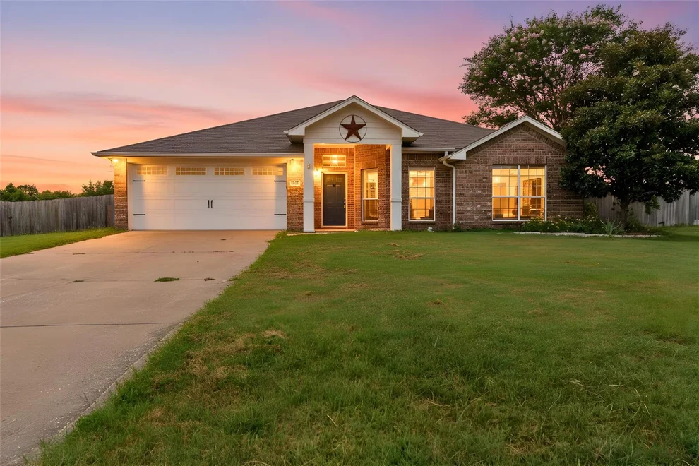 Unit for sale at 833 Greenwood Circle, Lindale, TX 75771