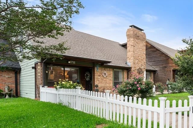 Unit for sale at 1711 Clearbrook Lane, Corsicana, TX 75110