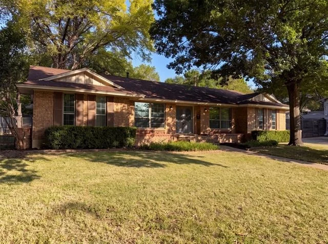 Unit for sale at 821 Glen Oaks Boulevard, Dallas, TX 75232