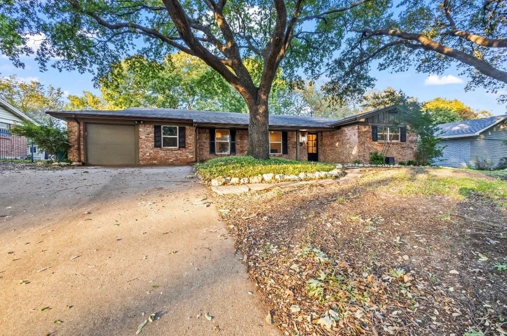Unit for sale at 4112 Selkirk Drive W, Fort Worth, TX 76109