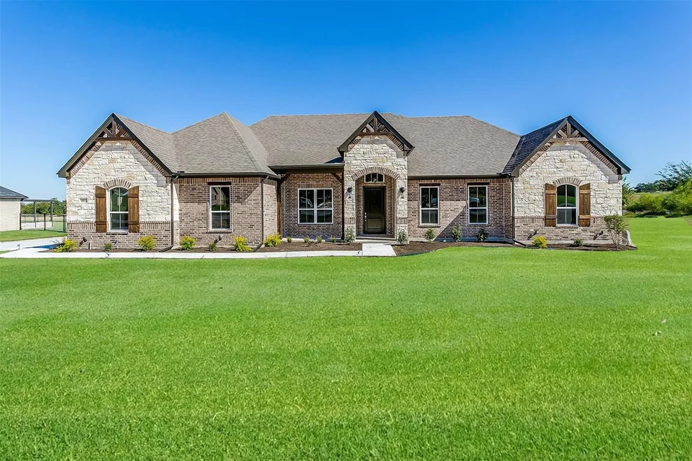 Unit for sale at 1014 Gonzollas Road, Springtown, TX 76082