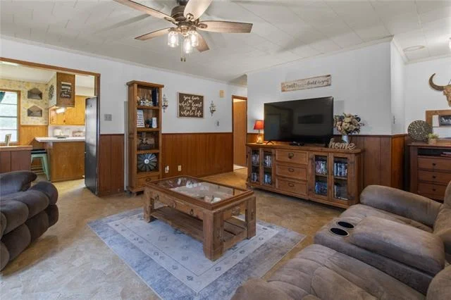 Unit for sale at 815 S 8th Avenue, Teague, TX 75860
