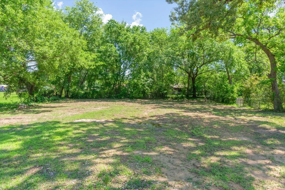 Unit for sale at 402 N Houston Street, Edgewood, TX 75117