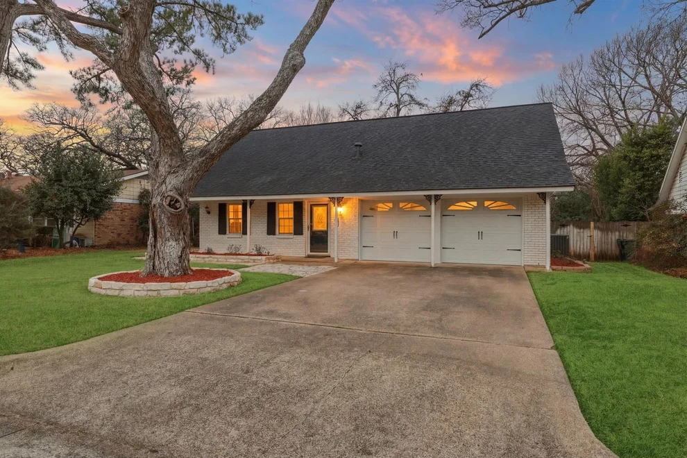 Unit for sale at 806 Waggoner Drive, Arlington, TX 76013