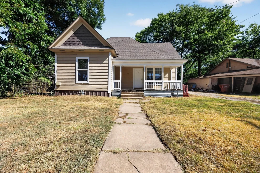 Unit for sale at 514 W 6th Street, Bonham, TX 75418