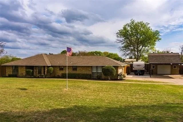 Unit for sale at 200 Red Oak Creek Drive, Oak Leaf, TX 75154