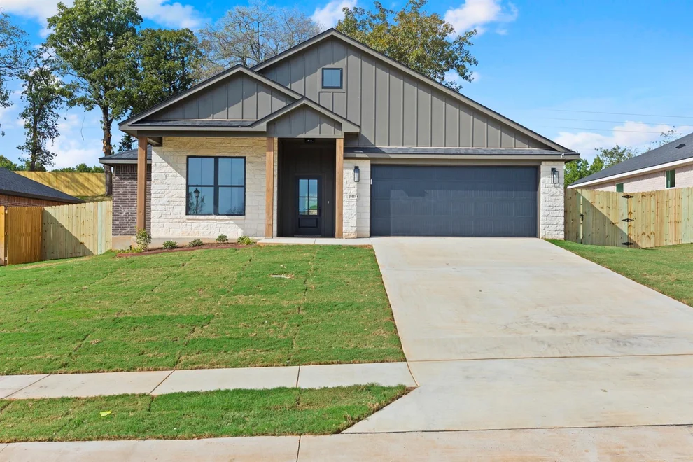 Unit for sale at 16514 Crossing Circle, Lindale, TX 75771