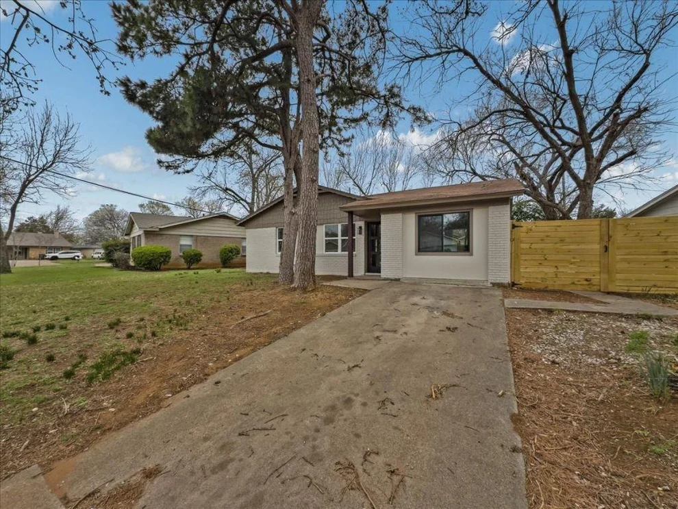 Unit for sale at 802 Nl Robinson Drive, Arlington, TX 76011