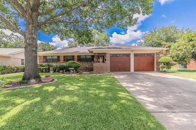 Unit for sale at 5828 Westcrest Drive W, Edgecliff Village, TX 76134
