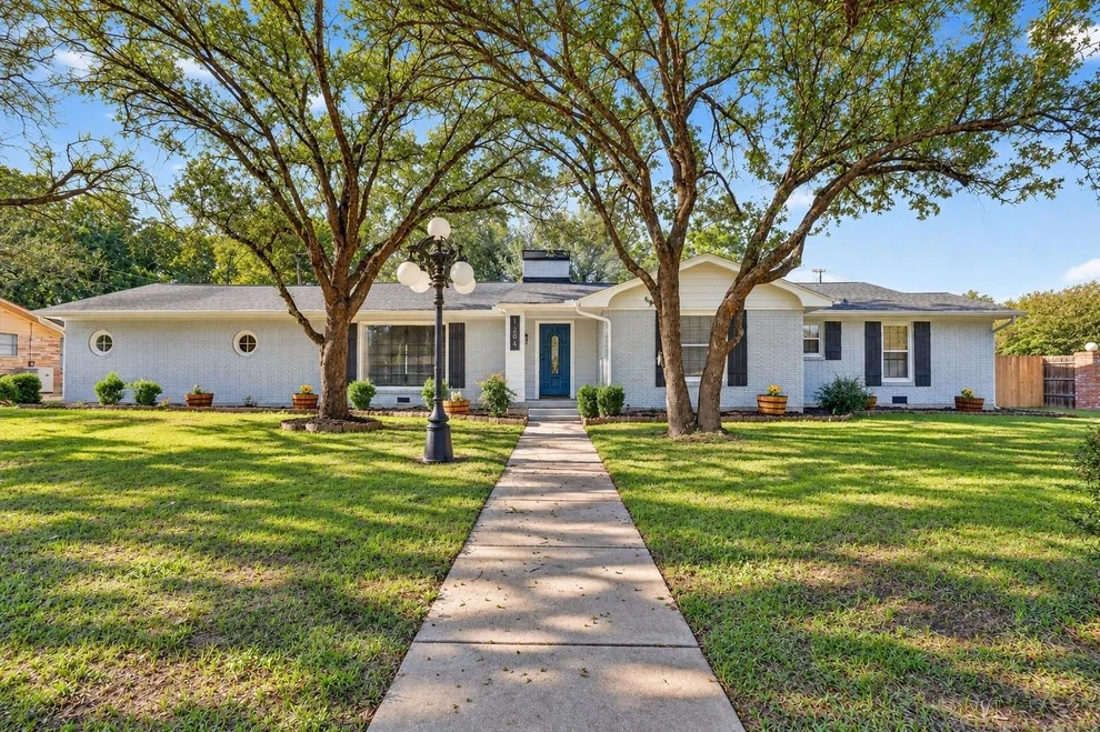 Unit for sale at 1204 Loma Alta Place, Cleburne, TX 76033