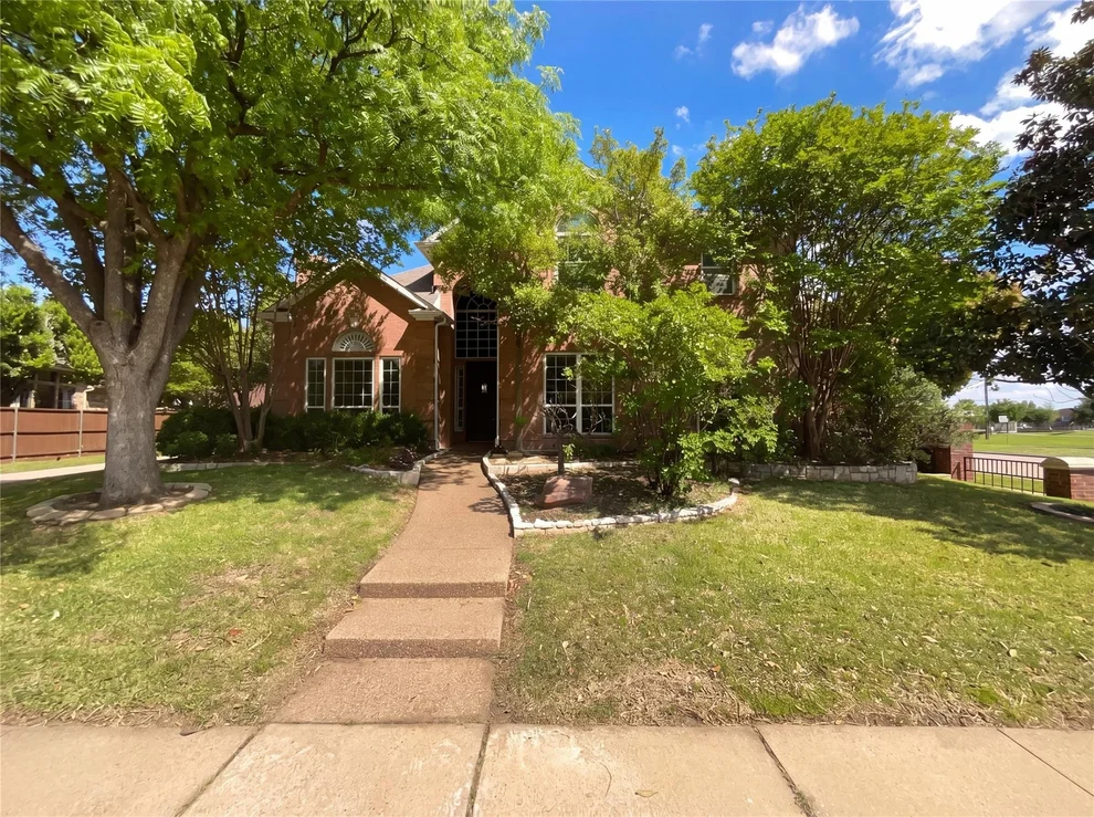 Unit for sale at 2400 Creekview Drive, Plano, TX 75093