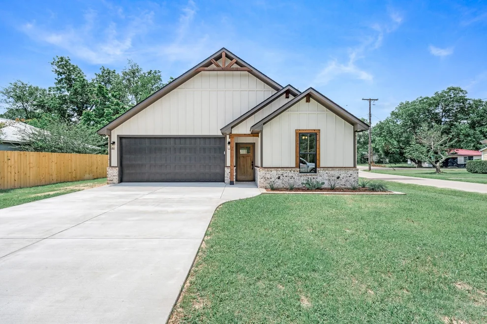 Unit for sale at 213 Turman Street, Mineola, TX 75773