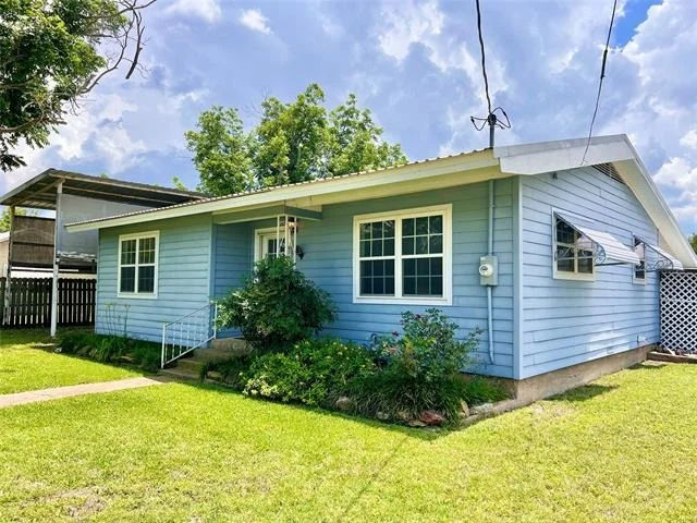 Unit for sale at 802 E White Street, Hamilton, TX 76531