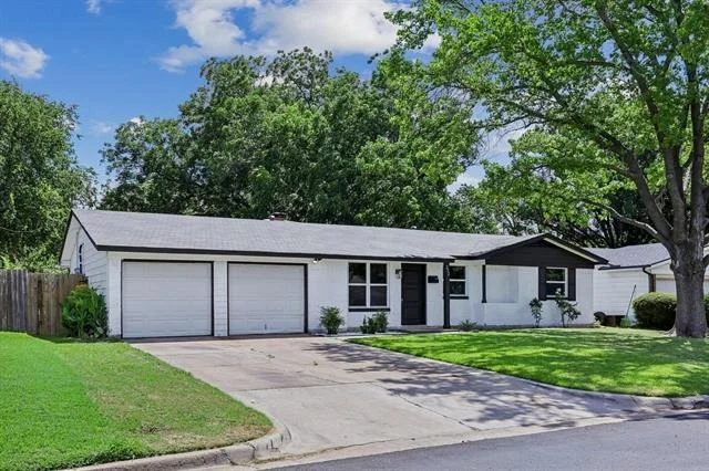 Unit for sale at 232 NW Jayellen Avenue, Burleson, TX 76028