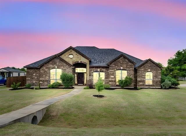 Unit for sale at 100 Windsor Circle, Waxahachie, TX 75165