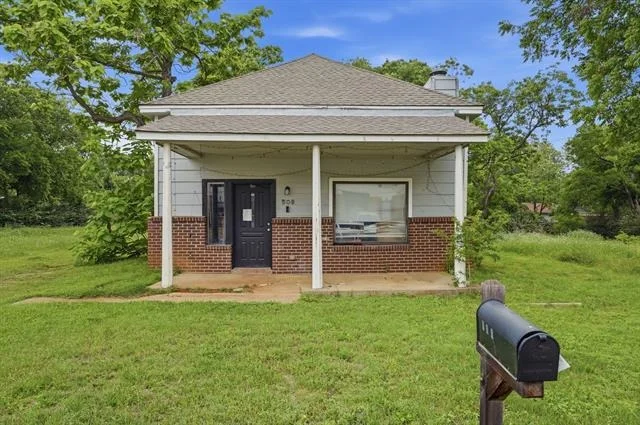 Unit for sale at 510 W Willingham Street, Cleburne, TX 76033