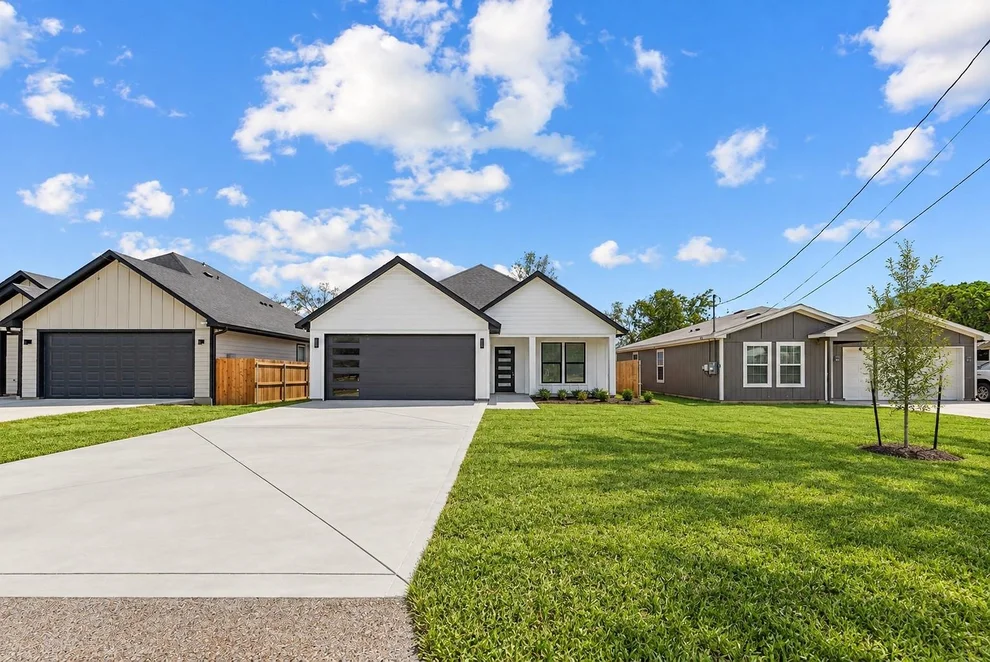 Unit for sale at 307 E 13th, Corsicana, TX 75110